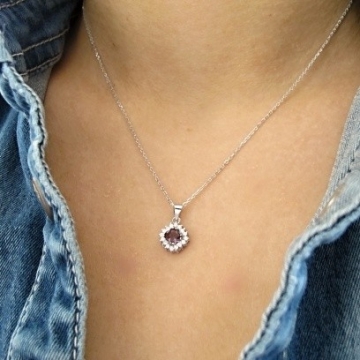 Dámský stříbrný náhrdelník FIALOVÝ KOSO se zirkony Rhodium